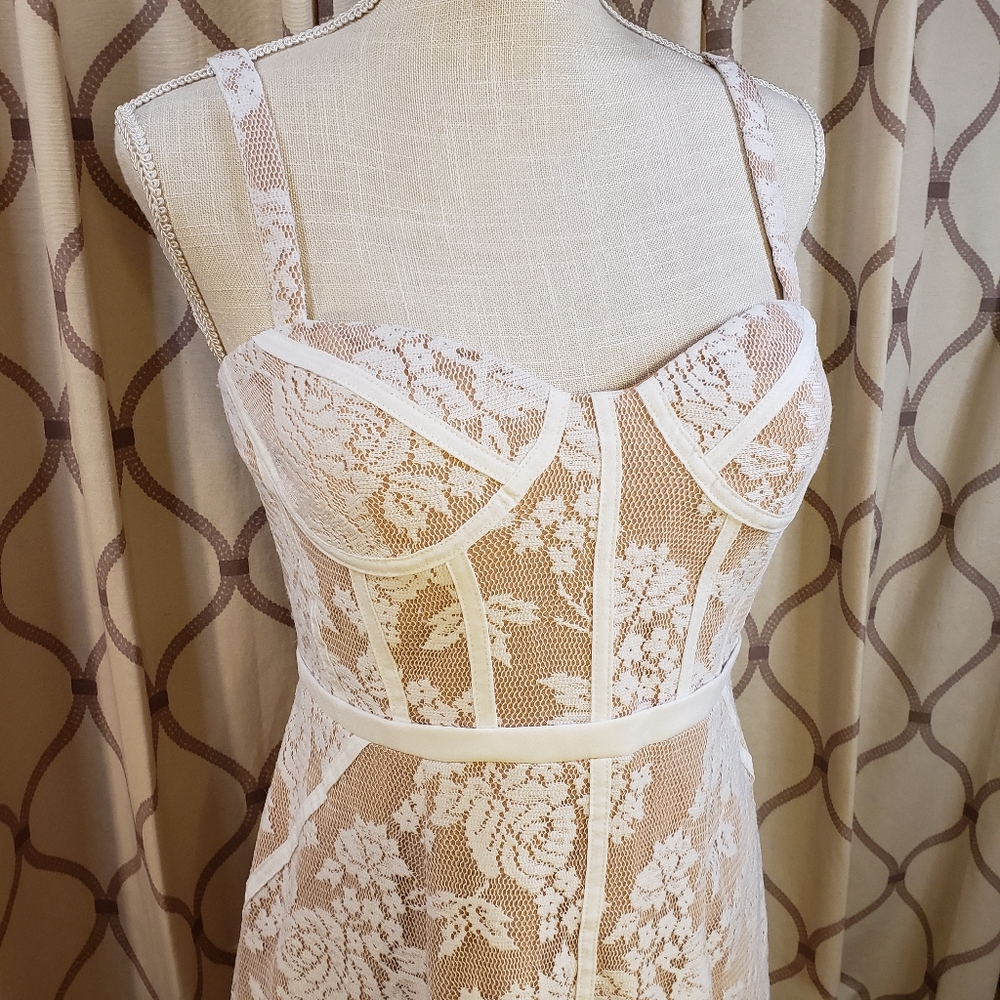 Elegant Lace Women’s Prom Dress